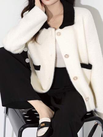 女士撞色金属纽扣领口袋开衫，适合秋冬季