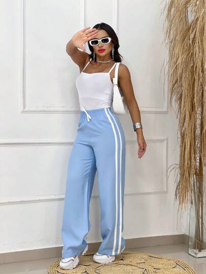 Calça estilo pantalona com risca