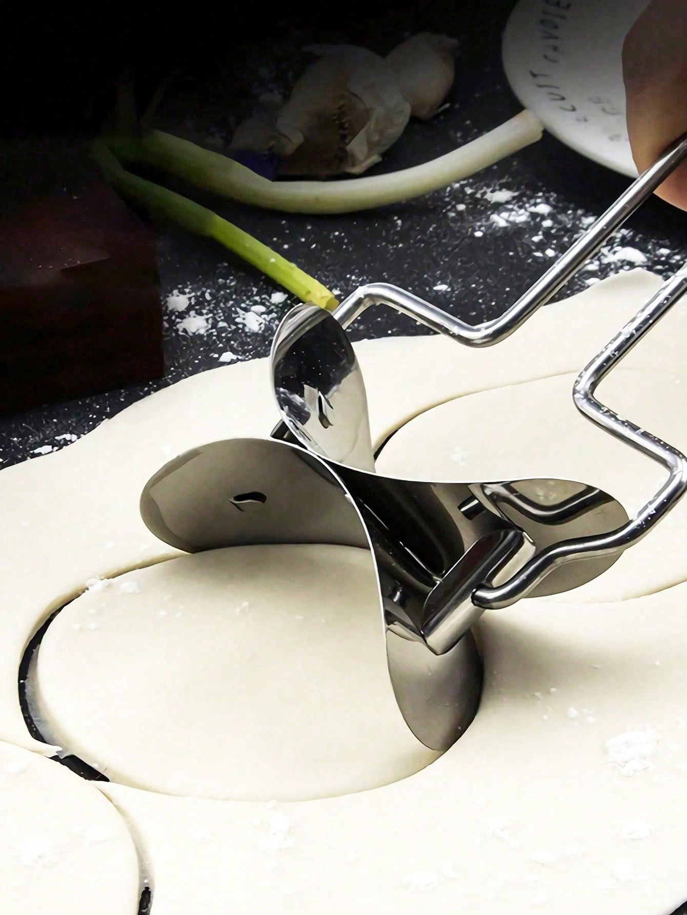 أدوات مطبخ منزلية لصنع المعجنات المحشية من عجين مط...