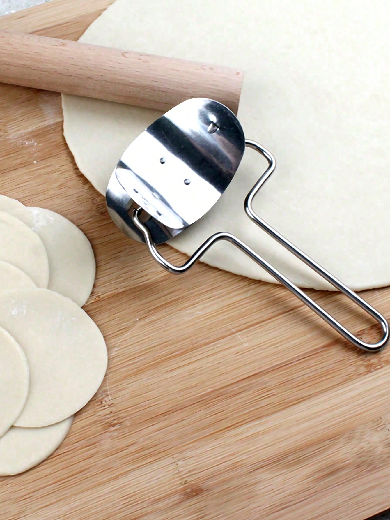 أدوات مطبخ منزلية لصنع المعجنات المحشية من عجين مط...