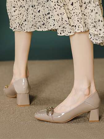 女士时尚方头粗跟一脚蹬休闲高跟鞋，酒红色/杏色，秋季，金属装饰