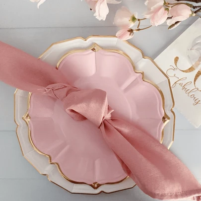 60 st rosa och vita papperstallrikar - Eleganta rosa engångstallrikar för fest/mors dag/bröllop - Inkluderar 30 st 25 cm vita middagstallrikar och 30 st 23 cm rosa lunch-/dessert-/salladstallrikar