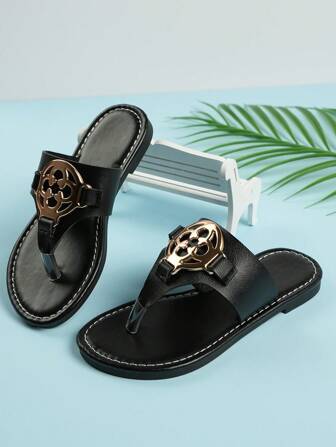 1 par barn moderiktiga casual söta halkfria slitstarka utomhussandaler med metallspännedekor, barnstrandtofflor