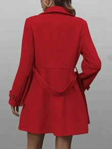 Klasyczny damski płaszcz dwurzędowy z kołnierzem w kolorze czerwonym na jesień/zimę. Pasek w talii, kieszenie. Średniej długości. Ciepła, mieszana tkanina. Odzież wierzchnia.