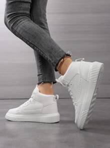 Tênis de lona brancos novos de cano médio para mulheres, calçados esportivos casuais, calçados de viagem modernos e multifuncionais, calçados de patinação