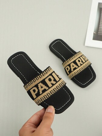 一双可爱的拖鞋，舒适透气，防滑底部，时尚百搭，适合所有季节室内居家和户外散步