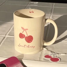 1 件时尚 INS 风格樱桃陶瓷咖啡杯，适合作为朋友生日/周年纪念日/节日/圣诞节的激励礼物，也适合派对和创意礼物，可用作咖啡杯、早餐杯、奶茶杯、马克杯、情侣杯、牛奶杯等。