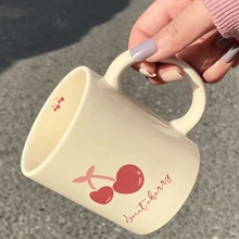 1 件时尚 INS 风格樱桃陶瓷咖啡杯，适合作为朋友生日/周年纪念日/节日/圣诞节的激励礼物，也适合派对和创意礼物，可用作咖啡杯、早餐杯、奶茶杯、马克杯、情侣杯、牛奶杯等。