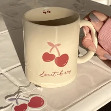 1 件时尚 INS 风格樱桃陶瓷咖啡杯，适合作为朋友生日/周年纪念日/节日/圣诞节的激励礼物，也适合派对和创意礼物，可用作咖啡杯、早餐杯、奶茶杯、马克杯、情侣杯、牛奶杯等。