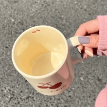 1 件时尚 INS 风格樱桃陶瓷咖啡杯，适合作为朋友生日/周年纪念日/节日/圣诞节的激励礼物，也适合派对和创意礼物，可用作咖啡杯、早餐杯、奶茶杯、马克杯、情侣杯、牛奶杯等。