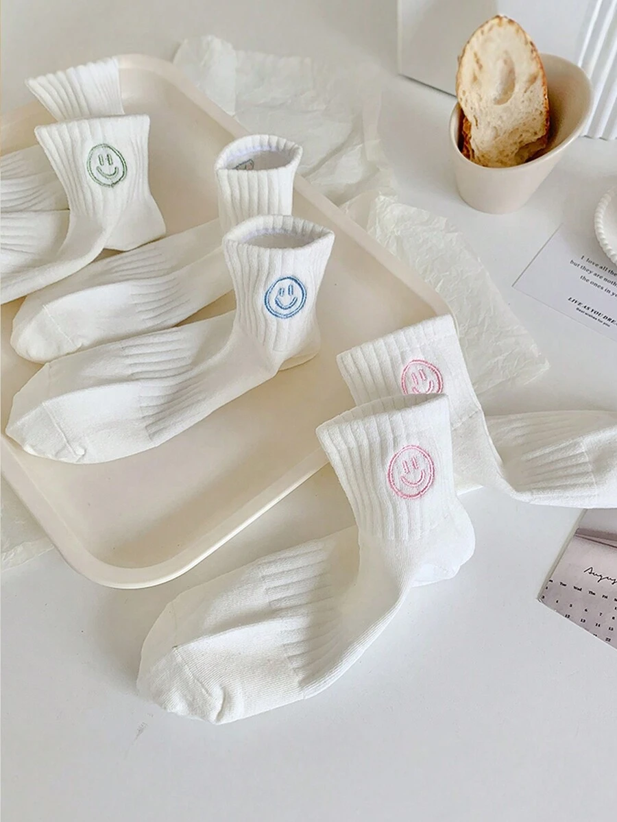 运动户外。男女皆宜的压力袜。可爱的运动风格。及膝长度。适合孕妇、护士、孕期和产妇。适合骑自行车等成人运动。提供支持并促进血液循环。长款女士袜子。 - 白色 - 查看 1