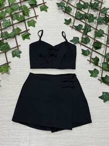 Conjunto laços alfaiataria short saia e top cropped , short saia com zíper lateral , cropped de alça com regulador e 2 laços na frente ,e com bojo.  Com lastex nas costas  tamanho P 38 M 40 G 42 - Preto - Visão 1
