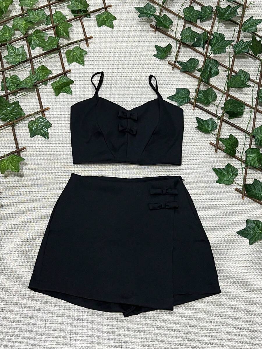 Conjunto laços alfaiataria short saia e top cropped , short saia com zíper lateral , cropped de alça com regulador e 2 laços na frente ,e com bojo.  Com lastex nas costas  tamanho P 38 M 40 G 42 - Preto - Visão 1