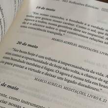 365 Stoic Reflections, By Marcus Aurelius, Seneca And Epictetus. Publisher Pé Da Letra, Softcover, Edition 1 In Portuguese, 2023 - Single Book - View 2