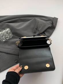 时尚女士手提包，百搭新款斜挎包，休闲撞色设计，小巧方包，宽肩带，适合派对、约会、上学、户外活动等场合，也是一份很棒的礼物。 - 黑色 - 查看 6
