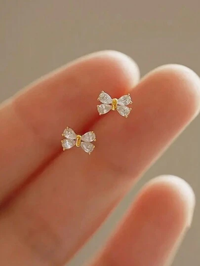 一对优雅的立方氧化锆耳钉，适合少女日常佩戴、派对首饰或生日礼物。
