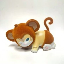 Miniso Caja ciega Sandy Furry Carnival MaoFu, de textura suave y aterciopelada con atuendos con tema de fiesta (Gato de pizza, Gato de fresa), base de exhibición espaciosa y estilo secreto sorpresa, ideal para decoración de festivales, escritorio de oficina y colección de mercancía de anime (1 pieza, entrega aleatoria)