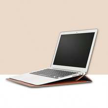 这款可定制的光滑PU皮革笔记本电脑保护套，男女通用，可印制姓名首字母，适用于Air Pro Retina 13/15英寸笔记本电脑。您可以定制您的首字母。另有13.3/15.4英寸信封式PU皮革笔记本电脑支架可选。风格男女皆宜，色彩缤纷，可爱简约，趣味十足，充满Y2K风情，极简主义设计，适合通勤、商务休闲等各种场合，基础款，可定制，个性化，独一无二。