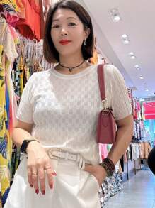The 2024 Summer Women's Rowan Round Neck Has Three Metal Buckles On Both Sides Of The Shoulders. The Fabric Is Comfortable, Soft And Cool. - 杏色 - 查看 2