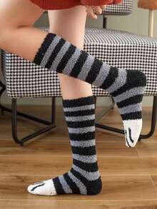 1 Cặp tất dài qua đầu gối cho nữ, họa tiết chân mèo thu đông mới, tất ngủ sàn dày ấm bằng vải nỉ san hô - màu đen - Xem 2