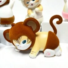 Miniso Caja ciega Sandy Furry Carnival MaoFu, de textura suave y aterciopelada con atuendos con tema de fiesta (Gato de pizza, Gato de fresa), base de exhibición espaciosa y estilo secreto sorpresa, ideal para decoración de festivales, escritorio de oficina y colección de mercancía de anime (1 pieza, entrega aleatoria)