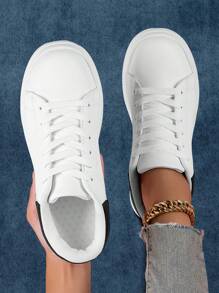 Scarpe con plateau bianche e tacco nero, sneaker casual classiche con suola morbida e leggera, punta tonda, allacciate, adatte per uso quotidiano, lavoro, viaggio, appuntamenti, versatili e alla moda, ottime come regalo per le festività di fine anno, Natale e Capodanno