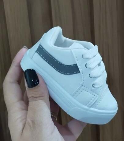 Tênis Branco infantil bebê confortável unisex com detalhe cinza.