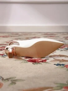 2024 年新款时尚女士尖头中跟鞋，白色简约设计扣带粗跟舒适平底鞋