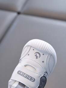 Zapatos deportivos encantadores y de moda, de suela suave y antideslizante, forrados de terciopelo, cálidos y aptos para niños y niñas de 6 meses a 3 años, para uso en interiores/exteriores en invierno. Zapatos casuales para caminar con cierre de gancho y bucle ancho, fácil de poner y quitar.