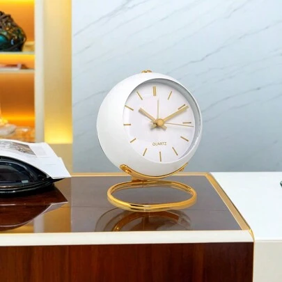 1pc Nordic Style Metal Desktop Quartz Clock, Minimalist Alarm Clock, New Bedside Table Lamp Pointer Clock (Battery Not Included), Rama Decor, Home Decor, Room Decor, Gift, Birthday, Graduation, Digital Clock, Bedroom Decor, Dorm Decor, Back To School, School Supplies