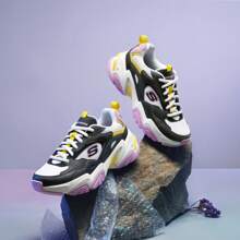 Skechers 女式厚底休闲轻便缓震透气复古跑步运动鞋 - 黑色 - 查看 6