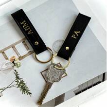 客製化字母/姓名套組，純色 Saffiano PU 皮革通用超薄信用卡夾錢包與 PU 皮革鑰匙圈禮盒組，聖誕/生日禮物，汽車鑰匙圈套組禮物，情人節字母便攜款，送給他的禮物 - 綠色 - 查看 6