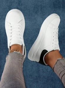 Scarpe con plateau bianche e tacco nero, sneaker casual classiche con suola morbida e leggera, punta tonda, allacciate, adatte per uso quotidiano, lavoro, viaggio, appuntamenti, versatili e alla moda, ottime come regalo per le festività di fine anno, Natale e Capodanno