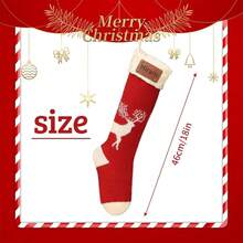 带有皮革铭牌的个性化圣诞袜，46 厘米大型定制家庭圣诞袜，带有名字，圣诞袜驯鹿图案，适合家庭假日圣诞派对装饰。我们 46 厘米长的定制圣诞袜可以容纳各种袜子填充物，如玩具、糖果、拐杖糖、礼品卡和小玩意。 - 紅色 - 查看 2