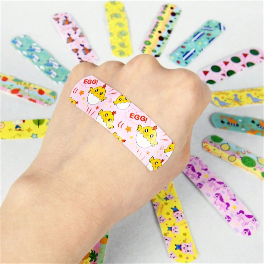 120 piezas de vendas ultra transpirables con diseños de dibujos animados adorables - Protección de heridas adorable para todas las edades - Diseños divertidos y surtidos, múltiples patrones y colores de empaque seleccionados al azar para el botiquín de emergencia