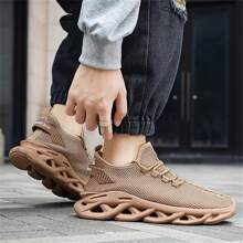 Tênis casuais masculinos plus size de malha respirável e moderno, tênis confortáveis e antiderrapantes com sola macia, tênis de corrida leves e minimalistas, adequados para atividades ao ar livre, casuais de verão para adolescentes ou esportivos ao ar livre, presentes de viagem de férias ou formatura ou acessórios para vestidos de aniversário, estilo academia dos anos 2000