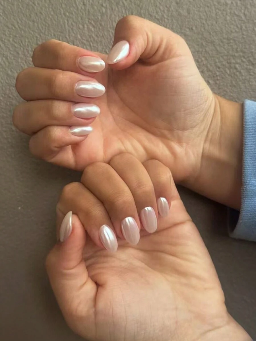 Bộ 24 miếng dán móng tay ngắn hình bầu dục, mạ crôm sáng bóng, đầu nhọn, vừa vặn hoàn hảo với móng giả acrylic. Bộ sản phẩm bao gồm 1 miếng gel dẻo và 1 dũa móng, dễ sử dụng, phù hợp cho phụ nữ và bé gái dùng hàng ngày, cũng thích hợp cho các bữa tiệc rave. - Nhiều màu - Xem 1