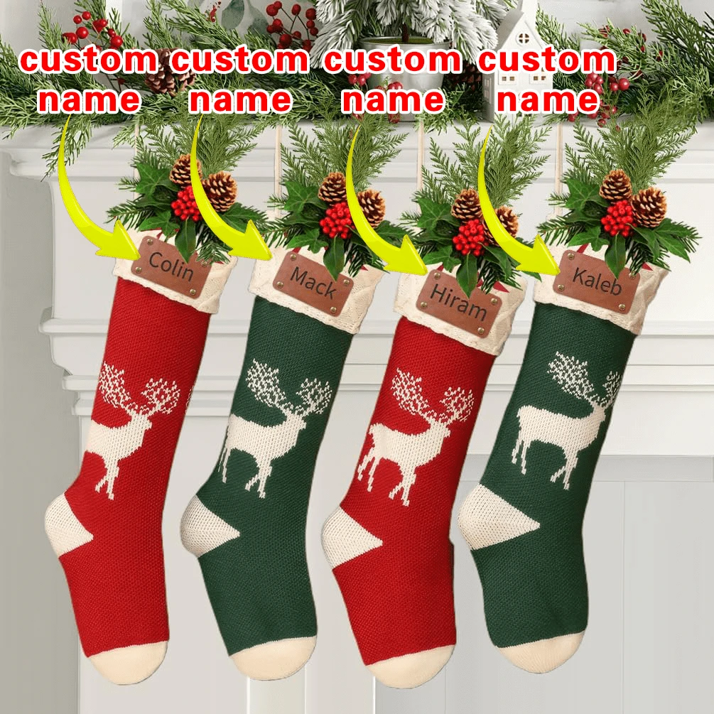 带有皮革铭牌的个性化圣诞袜，46 厘米大型定制家庭圣诞袜，带有名字，圣诞袜驯鹿图案，适合家庭假日圣诞派对装饰。我们 46 厘米长的定制圣诞袜可以容纳各种袜子填充物，如玩具、糖果、拐杖糖、礼品卡和小玩意。 - 紅色 - 查看 1
