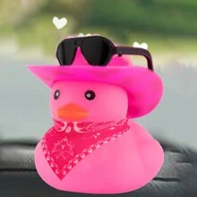 Vịt cao su cao bồi ô tô, trang trí bảng điều khiển vịt màu hồng cho phụ kiện trang trí xe hơi có mũ và kính hình trái tim, dây chuyền vàng (kiểu dáng và kích thước của súng là ngẫu nhiên), hoàn hảo làm quà tặng ngày lễ, đồ trang trí tiệc - Nhiều màu - Xem 29