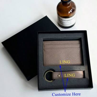 مجموعة هدية من محفظة بطاقات عالمية رفيعة جدًا من الجلد الصناعي نقش الأسماء/الحروف والحامل المفاتيح من جلد البو بنمط صفائحي، هدية عيد ميلاد/عيد الميلاد للرجال والنساء، سلسلة مفاتيح السيارة شخصية