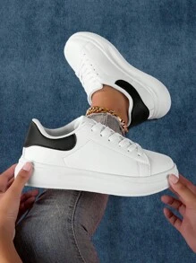 Scarpe con plateau bianche e tacco nero, sneaker casual classiche con suola morbida e leggera, punta tonda, allacciate, adatte per uso quotidiano, lavoro, viaggio, appuntamenti, versatili e alla moda, ottime come regalo per le festività di fine anno, Natale e Capodanno