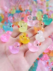 Set de 20 piezas de patitos que brillan en la oscuridad, mini patitos, juguetes de pato de colores aleatorios, figuras miniatura de resina luminosa para manualidades, regalos adorables y coleccionables, detalles para fiestas y relleno de bolsas de recuerdos, ideal para regalos de Pascua - Multicolor - Ver 2