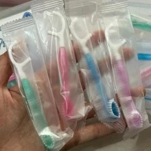 Pacote com 10 escovas de dente para adultos com sabor de menta, chá verde e pêssego - cerdas macias de poliéster, cabeça compacta, sem álcool, unissex - conjunto de escovas de dente manuais para viagem para hálito fresco e cuidados dentários - decoração de banheiro para casa - decoração de outono - volta às aulas - sabor pêssego - Ver 5