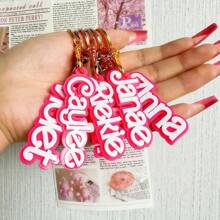 Niestandardowy różowy brelok do kluczy z lalką. Intensywnie różowy brelok z tabliczką z imieniem 3D. Spersonalizowany różowy brelok z etykietą z imieniem. Modny brelok z imieniem lalki jako prezent dla dziewczynki, cekiny, trwały, kolorowy, słodki, uroczy, Y2K, kawaii, zabawny, stylowy, niestandardowy, spersonalizowany, wyjątkowy, spersonalizowany, idealny prezent dla niej, dla niej, dziewczyny, dzieci, na rocznice, spersonalizowane prezenty dla kobiet/mężczyzn, spersonalizowany/spersonalizowany brelok do kluczy, zawieszki do torebek