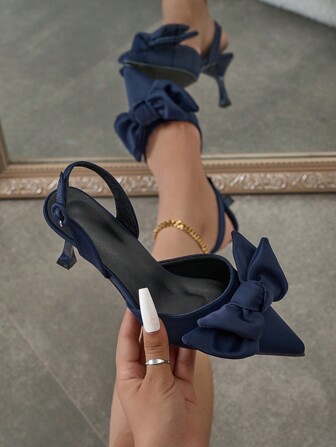 زوج من أحذية الكعب العالي ذات رقبة مدببة مع فيونكة مصنوعة من القماش الساتان الأزرق للسهرة والصيف والخريف