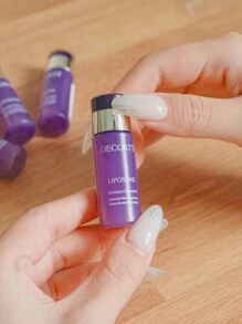 DECORTÉ [Mini]SÉRUM HIDRATANTE LIPOSOMA MOISTURE de DECORTE 9ml. Penetra completamente en las células superficiales de la piel y la hidrata de forma continua. Se extiende con un tacto húmedo, suaviza la piel y trabaja toda la noche, de modo que a la mañana siguiente pueda sentir la suavidad desde el interior de la piel