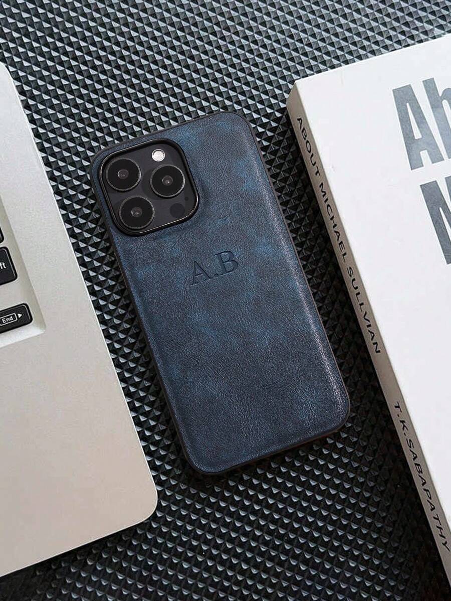 حافظة هاتف مخصصة ومطبوع عليها الاسم متوافقة مع هواتف آيفون 11 12 13 14 15 16 17 برو ماكس بلس 17 إير، حفر حروف وأحرف أولى باليد، حالة جلد PU فاخرة مقاومة للصدمات، هدايا للأحباء والأصدقاء والعائلة والنفس، إكسسوارات هالوين 2025، الهواتف المحمولة والإكسسوارات