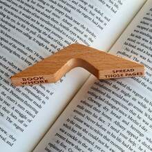 书籍 - Smut - 拇指页支架 - 书签支架 - 木材 - 阅读助手 - 书友 - 书页扩展器 - 送给爱书人的礼物 Smut Book 拇指支架 书架 50 度书签 送给爱书人的礼物 送给朋友的礼物 粗鲁的书 俏皮的书 生日粗鲁的礼物 有趣的礼物 - 彩色 - 查看 2