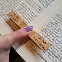 书籍 - Smut - 拇指页支架 - 书签支架 - 木材 - 阅读助手 - 书友 - 书页扩展器 - 送给爱书人的礼物 Smut Book 拇指支架 书架 50 度书签 送给爱书人的礼物 送给朋友的礼物 粗鲁的书 俏皮的书 生日粗鲁的礼物 有趣的礼物 - 彩色 - 查看 8