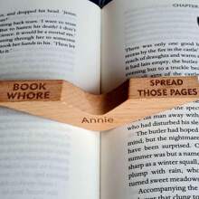 书籍 - Smut - 拇指页支架 - 书签支架 - 木材 - 阅读助手 - 书友 - 书页扩展器 - 送给爱书人的礼物 Smut Book 拇指支架 书架 50 度书签 送给爱书人的礼物 送给朋友的礼物 粗鲁的书 俏皮的书 生日粗鲁的礼物 有趣的礼物 - 彩色 - 查看 5